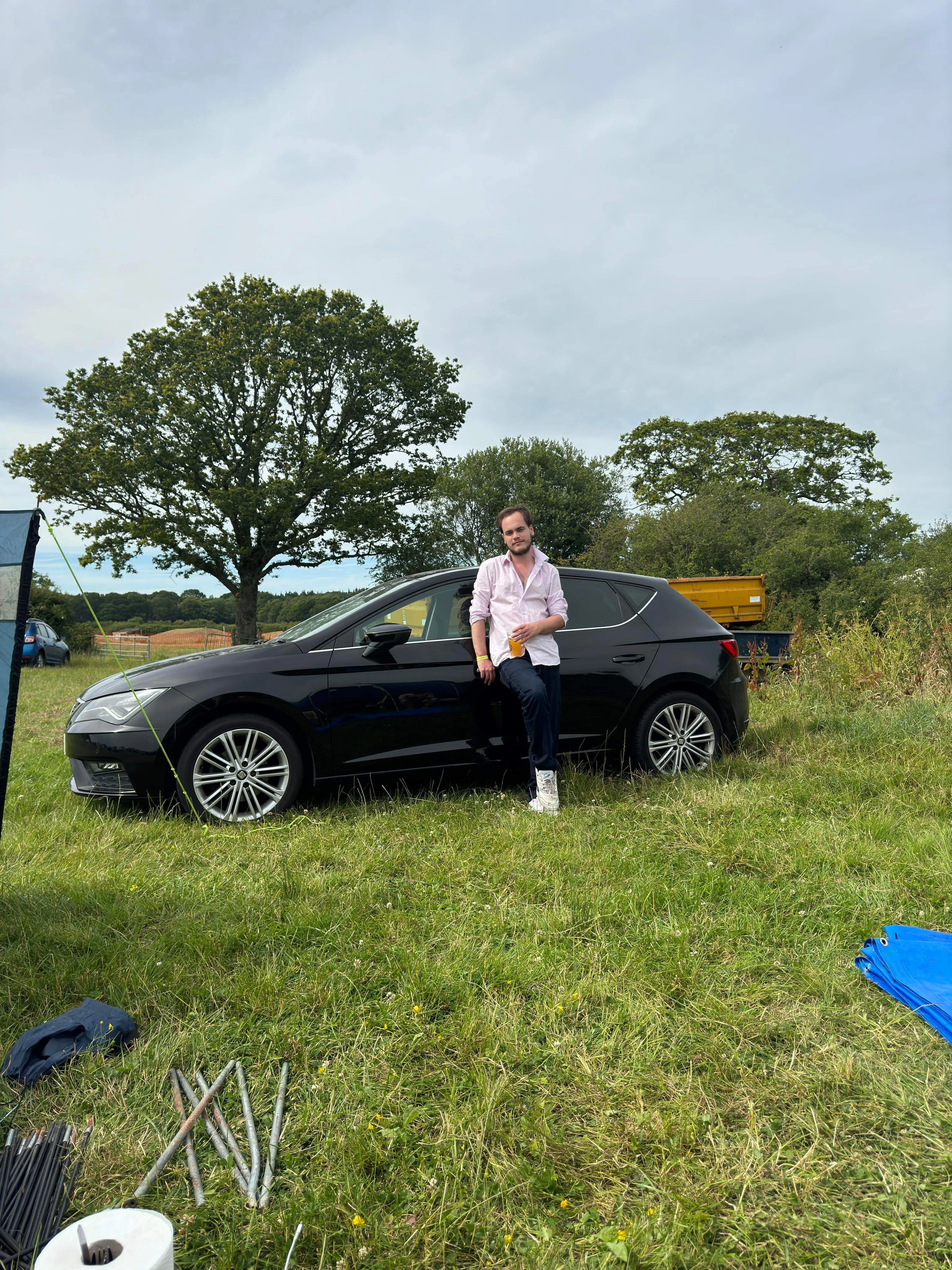 Korben leaning on Toby's seat (car)